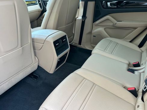 Used 2022 Porsche Cayenne image 12