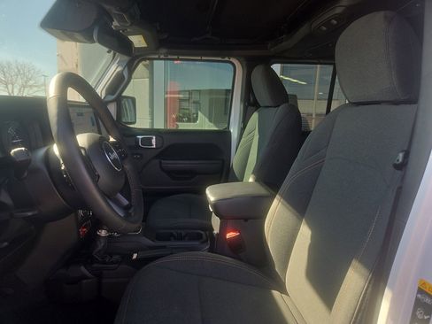 Used 2024 Jeep Wrangler Unlimited AWD/4WD image 9