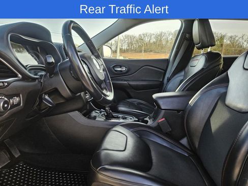 Used 2019 Jeep Cherokee Trailhawk image 13