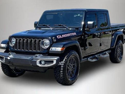 Used 2024 Jeep Gladiator Sport AWD/4WD image 2