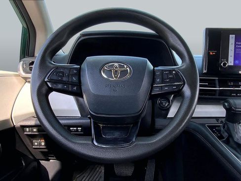 Used 2025 Toyota Sienna LE FWD image 6