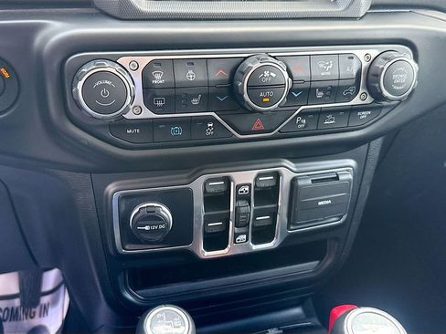 Used 2022 Jeep Wrangler Unlimited Sahara w/ Cold Weather Group image 17