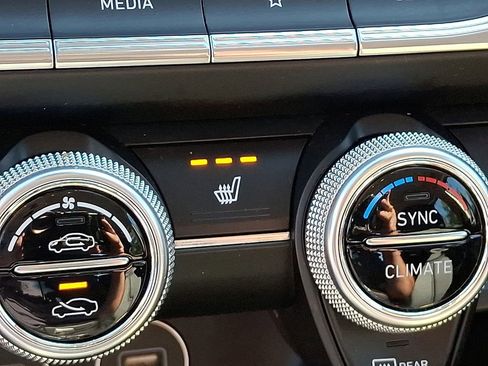 Used 2023 Genesis G70 2.0T image 27