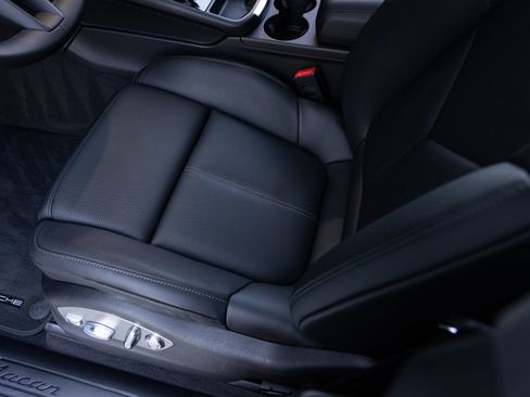 Certified 2026 Porsche Macan AWD/4WD image 22