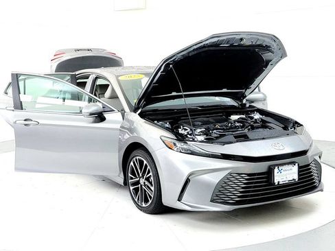 Used 2025 Toyota Camry XLE AWD/4WD image 9