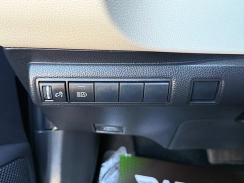 Used 2020 Toyota Corolla LE FWD image 38