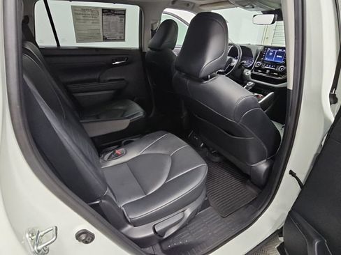 Used 2021 Toyota Highlander XLE AWD/4WD image 38