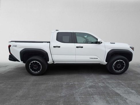 Certified 2025 Toyota Tacoma TRD Off-Road AWD/4WD image 2