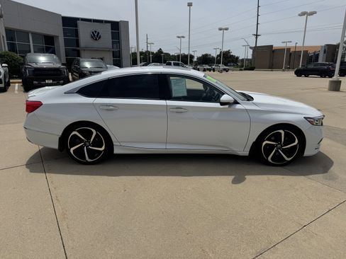 Used 2018 Honda Accord Touring image 3