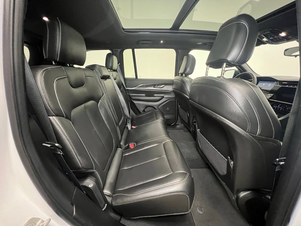 Used 2024 Jeep Grand Cherokee Limited AWD/4WD image 8