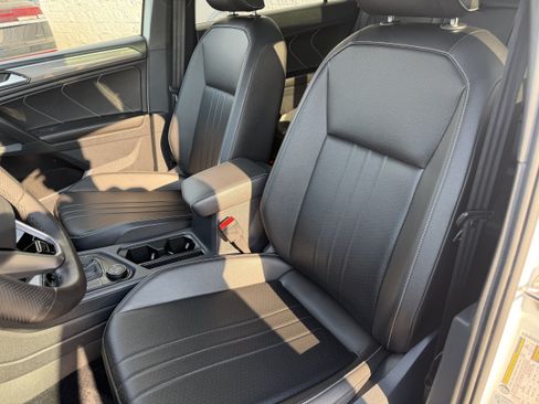 Used 2022 Volkswagen Tiguan SE R-Line AWD/4WD image 12
