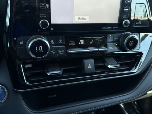 Used 2022 Toyota Highlander XLE AWD/4WD image 20