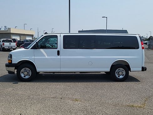 Used 2025 Chevrolet Express 3500 LT w/ LT Preferred Equipment Group RWD image 4