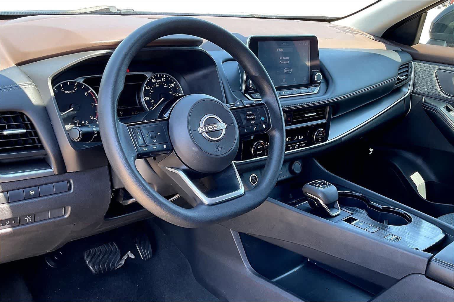 Used 2023 Nissan Rogue SV FWD image 2