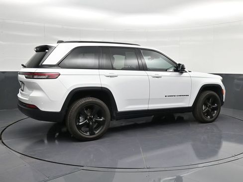 Used 2022 Jeep Grand Cherokee Altitude image 3