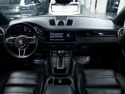Used 2022 Porsche Cayenne w/ Premium Package image 9