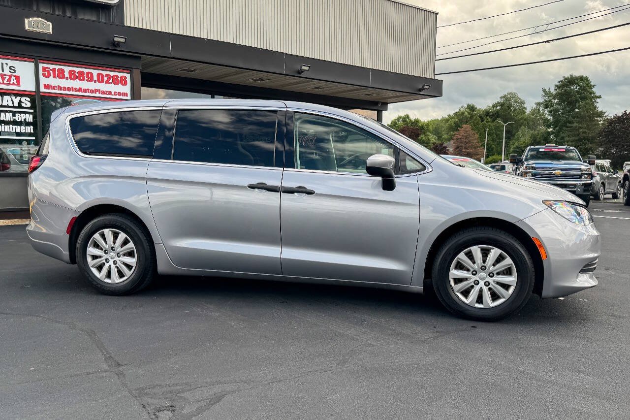 Used 2020 Chrysler Voyager L FWD image 3