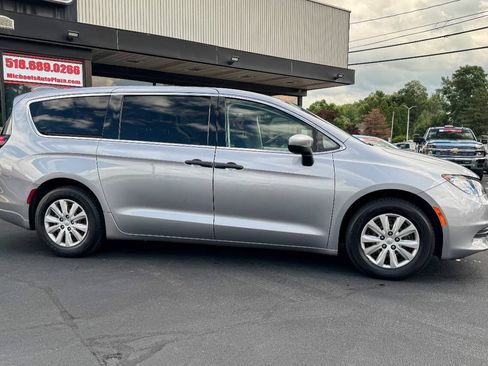 Used 2020 Chrysler Voyager L FWD image 3
