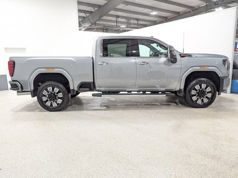 Used 2025 GMC Sierra 3500 Denali w/ Denali Reserve Package image 2