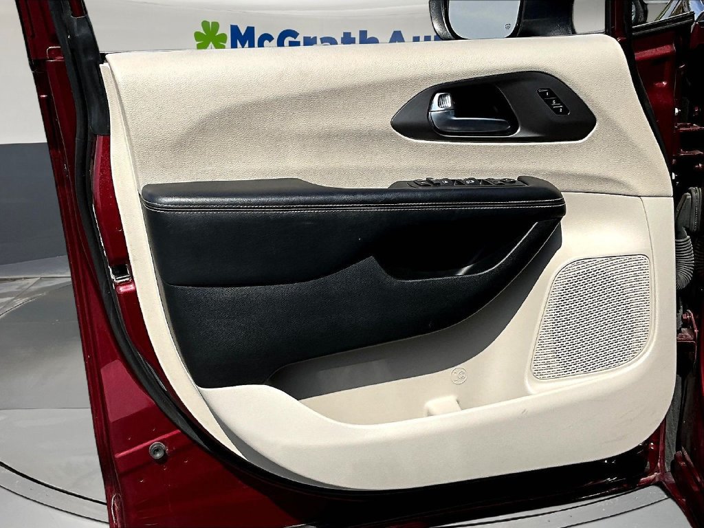 Used 2023 Chrysler Pacifica Touring-L FWD image 21