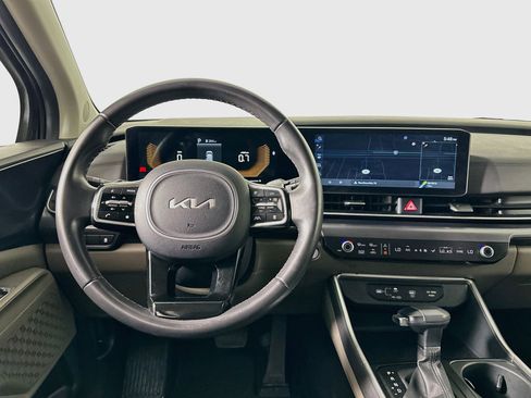 Used 2025 Kia Carnival FWD image 17