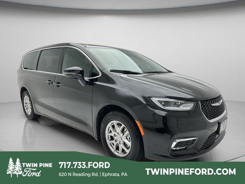 Used 2025 Chrysler Pacifica Select FWD image 1