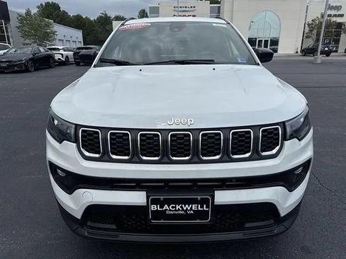 Used 2024 Jeep Compass Latitude AWD/4WD image 2