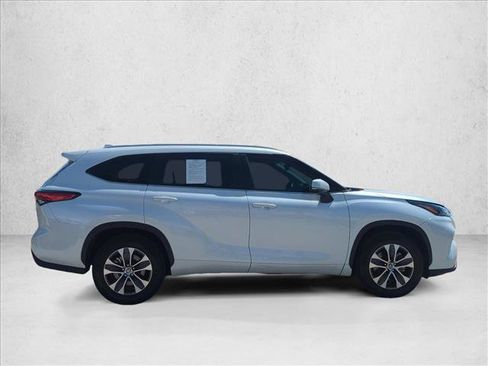 Used 2023 Toyota Highlander XLE FWD image 4