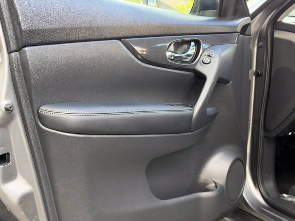 Used 2017 Nissan Rogue S AWD/4WD image 30