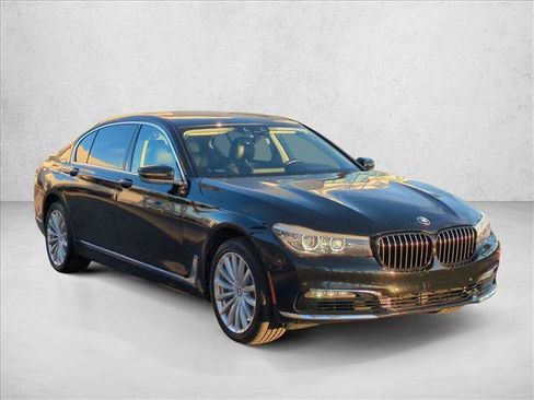 Used 2017 BMW 740i image 3