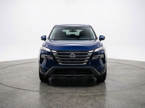 Used 2025 Nissan Rogue SV image 2