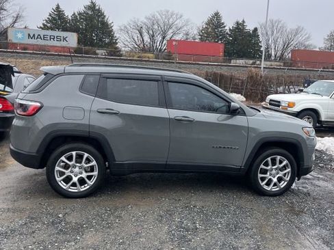 Used 2023 Jeep Compass Latitude image 10