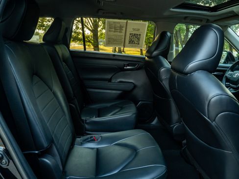 Used 2023 Toyota Highlander XLE FWD image 19