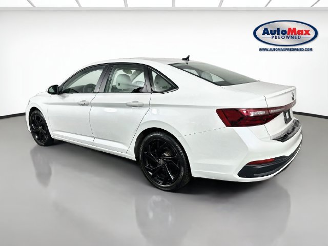 Used 2025 Volkswagen Jetta SE FWD image 4