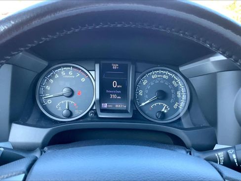 Used 2016 Toyota Tacoma TRD Sport w/ Towing Package image 25