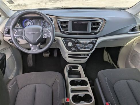 Used 2022 Chrysler Voyager LX image 17