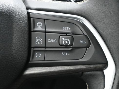 Used 2024 Jeep Grand Cherokee L Limited w/ Luxury Tech Group II image 8