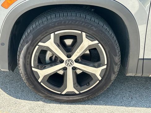 Certified 2025 Volkswagen Tiguan SE FWD image 54
