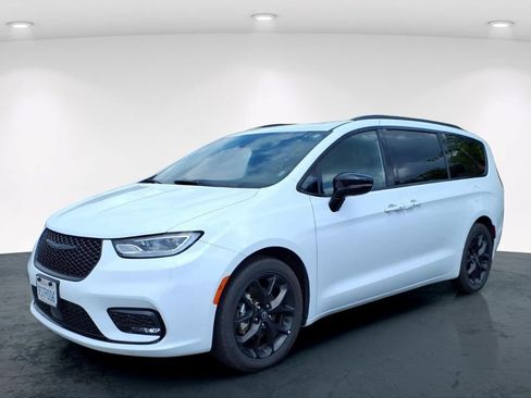 Used 2025 Chrysler Pacifica Limited FWD image 2