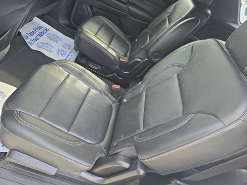 Used 2023 Chevrolet Traverse LT FWD image 16