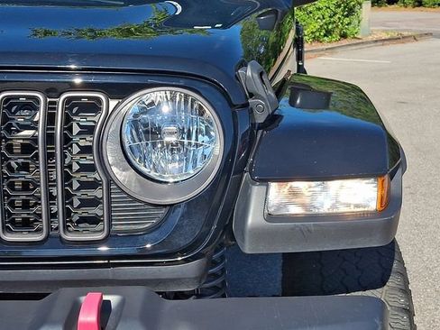 Used 2024 Jeep Gladiator Sport AWD/4WD image 11