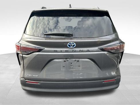 Used 2025 Toyota Sienna LE AWD/4WD image 4
