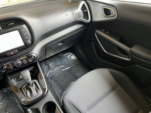 Used 2025 Kia Soul LX w/ LX Technology Package FWD image 39