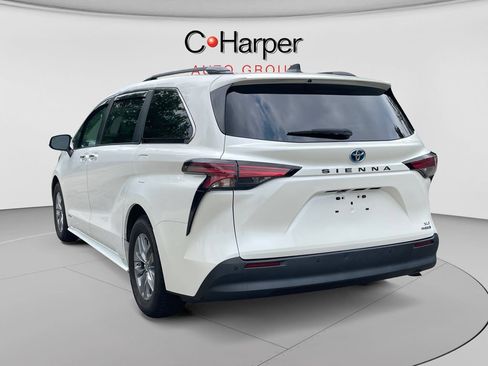Used 2021 Toyota Sienna XLE w/ XLE Plus Package FWD image 5