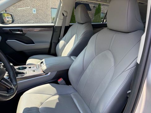 Used 2021 Toyota Highlander Limited FWD image 13