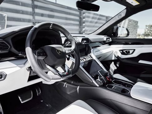 Used 2019 Lamborghini Urus AWD/4WD image 2