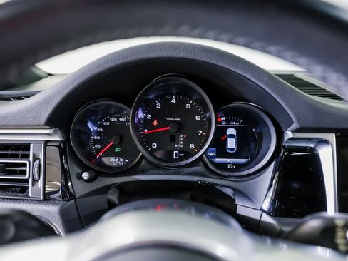 Certified 2021 Porsche Macan image 15