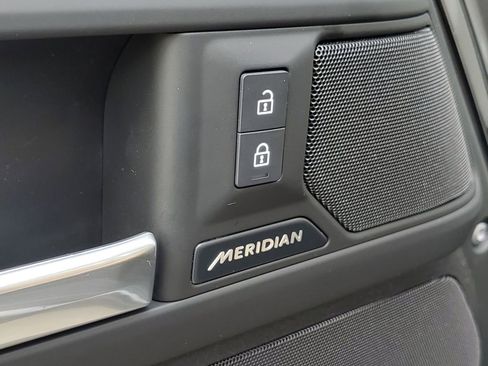 Used 2025 Land Rover Defender 90 S image 13