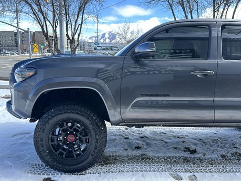 Used 2018 Toyota Tacoma TRD Sport w/ Technology Package image 10