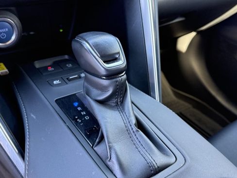 Used 2022 Toyota Venza LE image 26